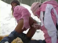 Heiße Girls ficken sich im Schnee